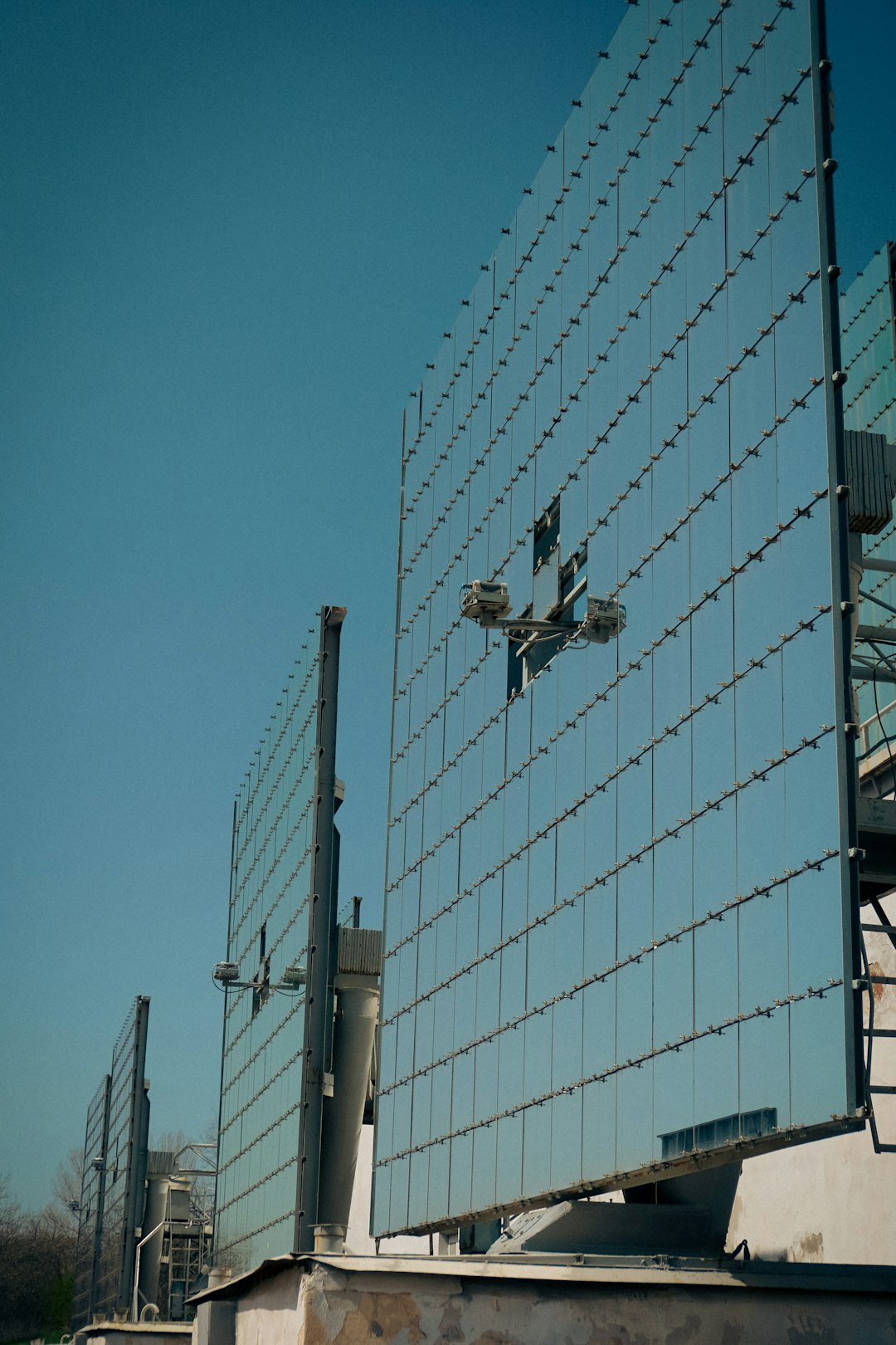 solar-panels-shine-brightly-against-a-clear-blue-sky-iwah-e81qts